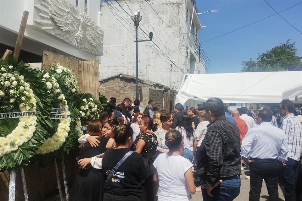 Ciudadanos, funcionarios y políticos asisten a misa de despedida de Alcalde de Chilpancingo, quien fue asesinado ayer.