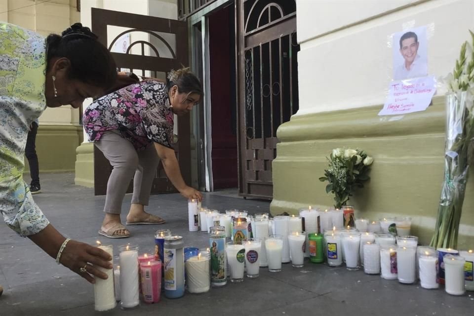 Simpatizantes del Edil asesinado ponen veladoras en su memoria afuera del Edificio Municipal.