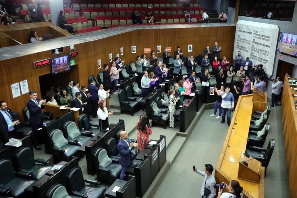 Los legisladores rindieron  un minuto de aplausos en reconocimiento a la trayectoria de Martínez.