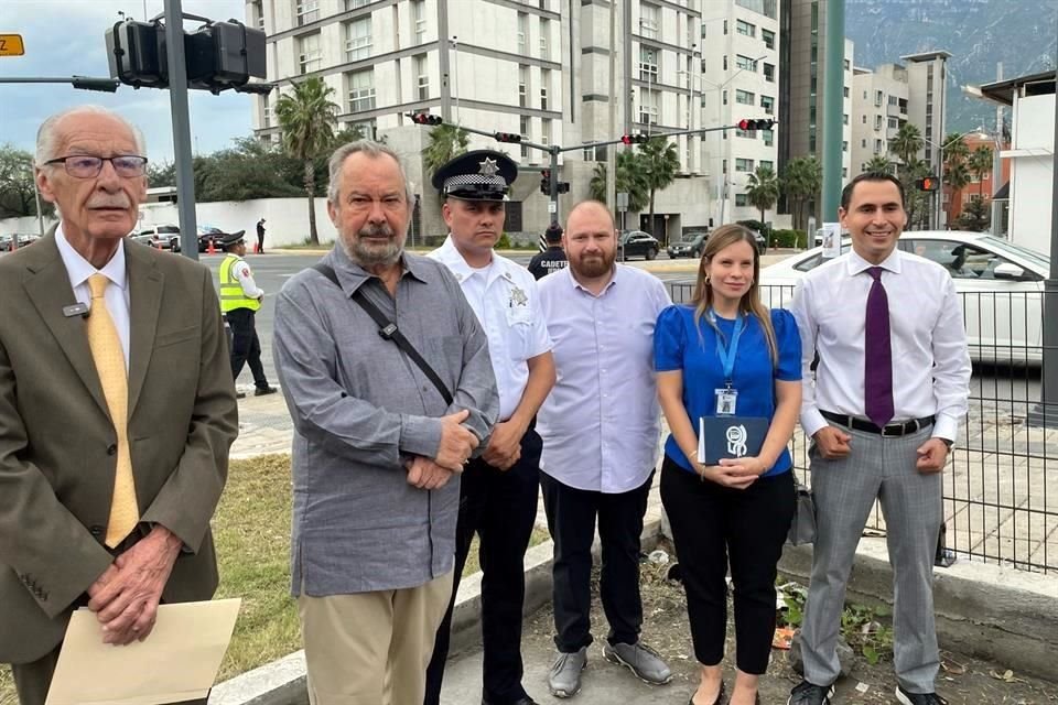 El arranque fue encabezado por el Alcalde panista Mauricio Fernández; por su Secretario General, Luis Susarrey, y por el Secretario de Desarrollo Urbano y Movilidad, Fernando Garza.