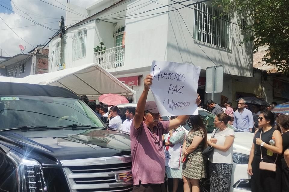 'Queremos paz en Chilpancingo', se leía en una pancarta que sostenía un ciudadano en las exequias.