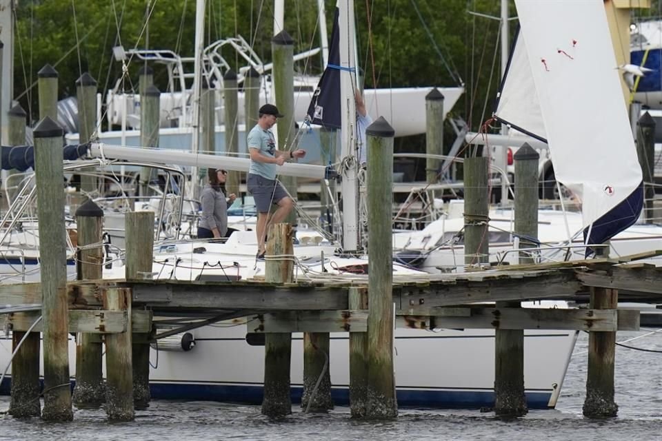 Dueños tratan de asegurar sus botes ante la amenaza del huracán 'Milton', en Tampa, Florida.