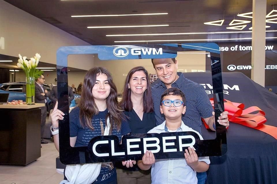 Alejandra Escobar, Nancy González, Jesús Escobar y Mateo Escobar.