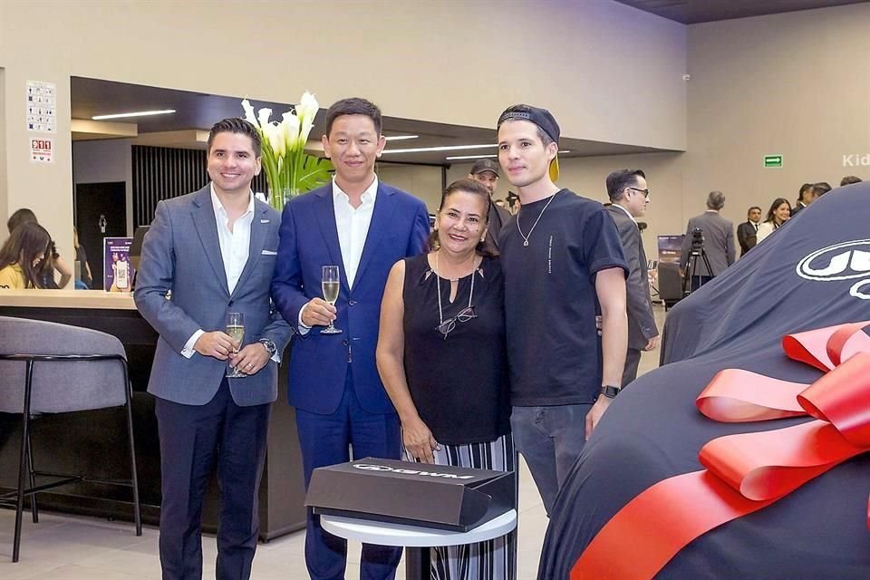 Alfredo Villanueva, Mr. Bryan Yao, Presidente de GWM Latinoamérica; Norma Garza y José Noriega.