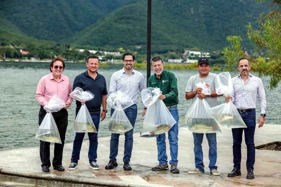 El Alcalde y funcionarios municipales liberaron los primeros especímenes desde el Malecón de la presa.