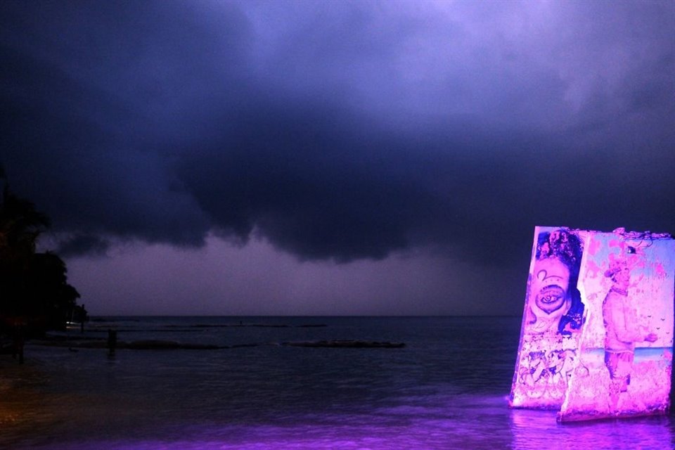 Previo al paso del huracán 'Milton', la Gobernadora de Quintana Roo, Mara Lezama, mostró una postal de Holbox alrededor de las 19:00 horas (tiempo del Centro de México).