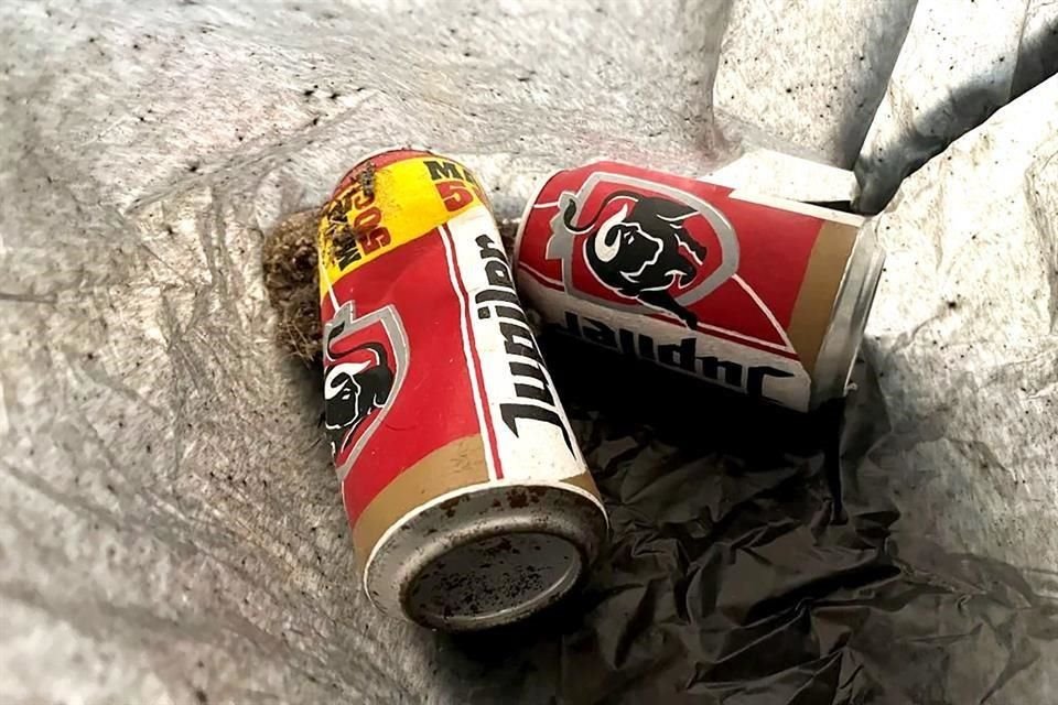 La obra de Alexander Lavet tiene la forma de dos latas de cerveza.