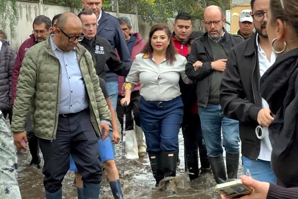 Clara Brugada recorrió parte del Barrio de Caltongo y ofreció regresar hasta que la limpieza se de por concluida.