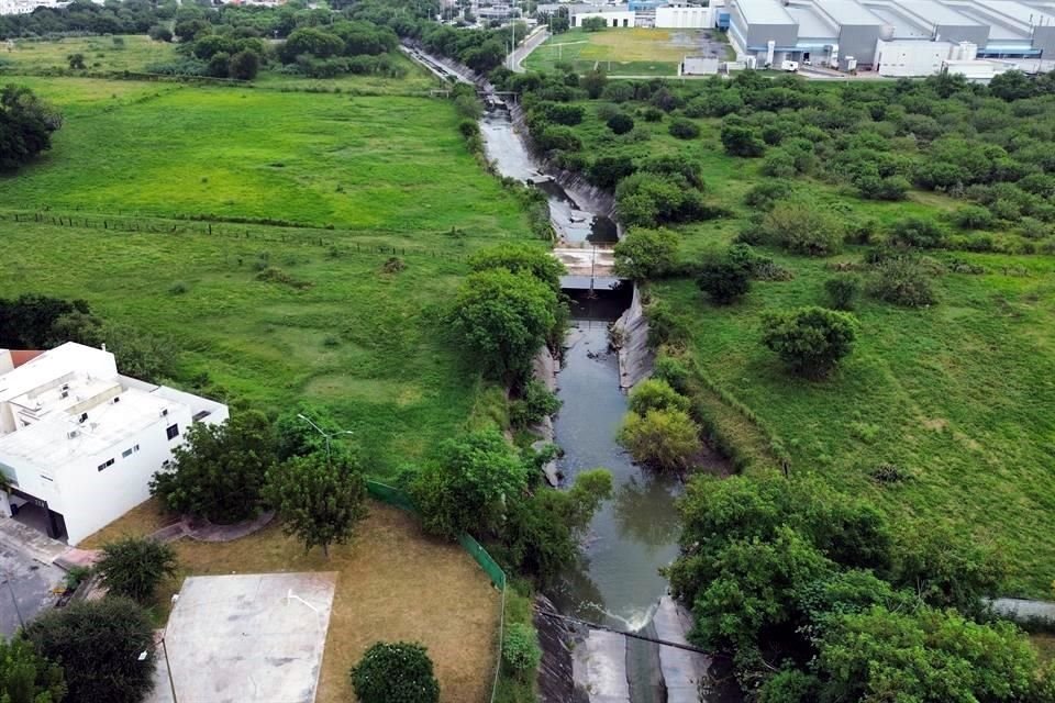 Aguas negras se estancan en un canal ubicado frente a la Colonia Privada Antigua Huinalá, en Apodaca.