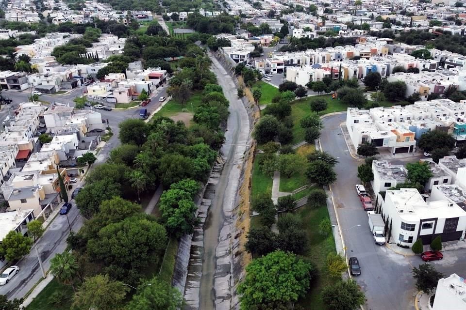 Aguas negras se estancan en un canal ubicado frente a la Colonia Privada Antigua Huinalá, en Apodaca.