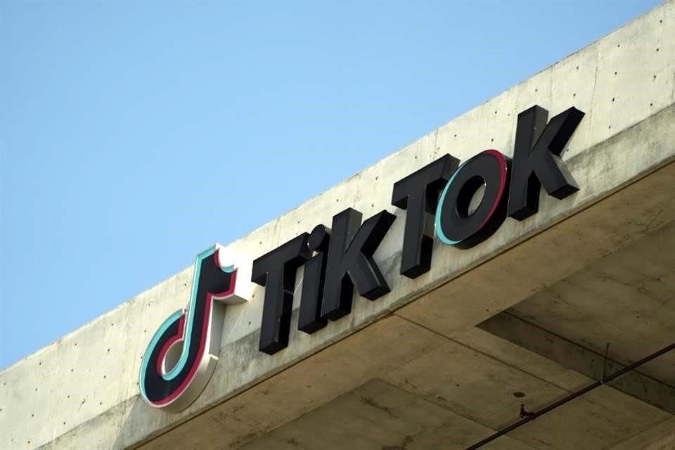 Una de las demandas acusa a TikTok de engañar a los usuarios al afirmar que su aplicación 'adictiva' es segura para los niños y de supuestamente operar un negocio ilegal de transmisión de dinero.