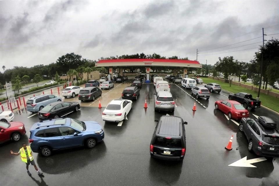 Automóviles hacen fila para entrar a un estacionamiento con el fin de cargar gasolina en una tienda Costco, en Florida.