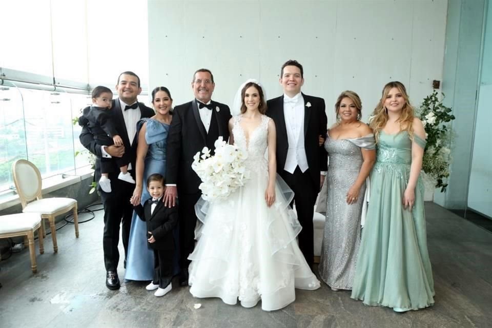 FAMILIA DEL NOVIO Eugenio Quezada, José Luis Quezada Martínez, Nelly Loera de Quesada, Máximo Quezada, José Luis Quezada López, LOS NOVIOS, Silvia Martínez de Quezada y Paloma Quezada