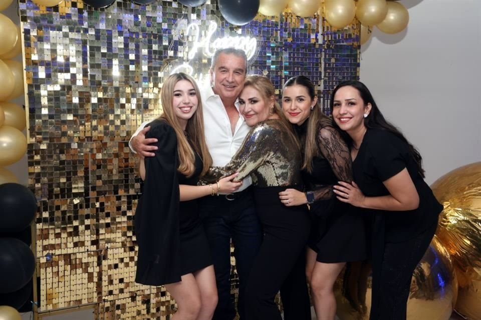 Mafer Ruiz, Mario Ruiz, Sandra Torres de Ruiz, Mariel Ruiz y Alexis Ruiz