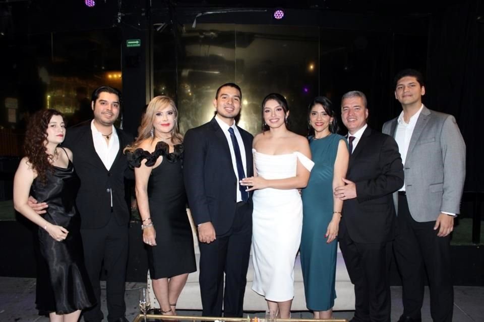 Ingrid Garza, José Alberto Rodríguez, Marcela González, Marcelo Rodríguez, Ana Karen Varela, Liliana Santillana de Valera, Eduardo Varela Uvalle y Eduardo Varela Santillana
