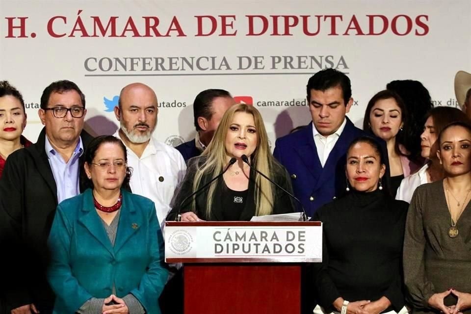 La ex candidata Claudia Delgadillo en conferencia de prensa en el Palacio Legislativo de San Lázaro.