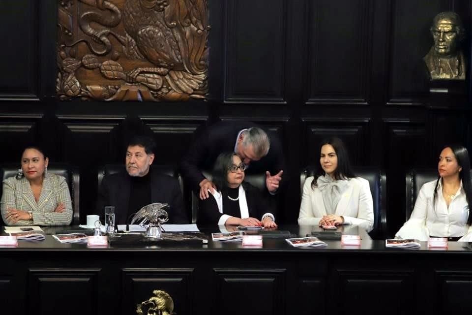 El coordinador morenista Adán Augusto López conversa con la Ministra Norma Piña, sentada junto al Presidente del Senado, Gerardo Fernández Noroña.