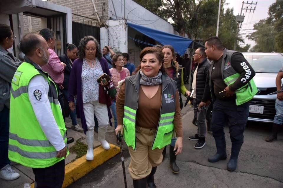 Brugada precisó que, además de la entrega de despensas a las familias afectadas, también se dará un apoyo único por parte de un seguro público de vivienda.