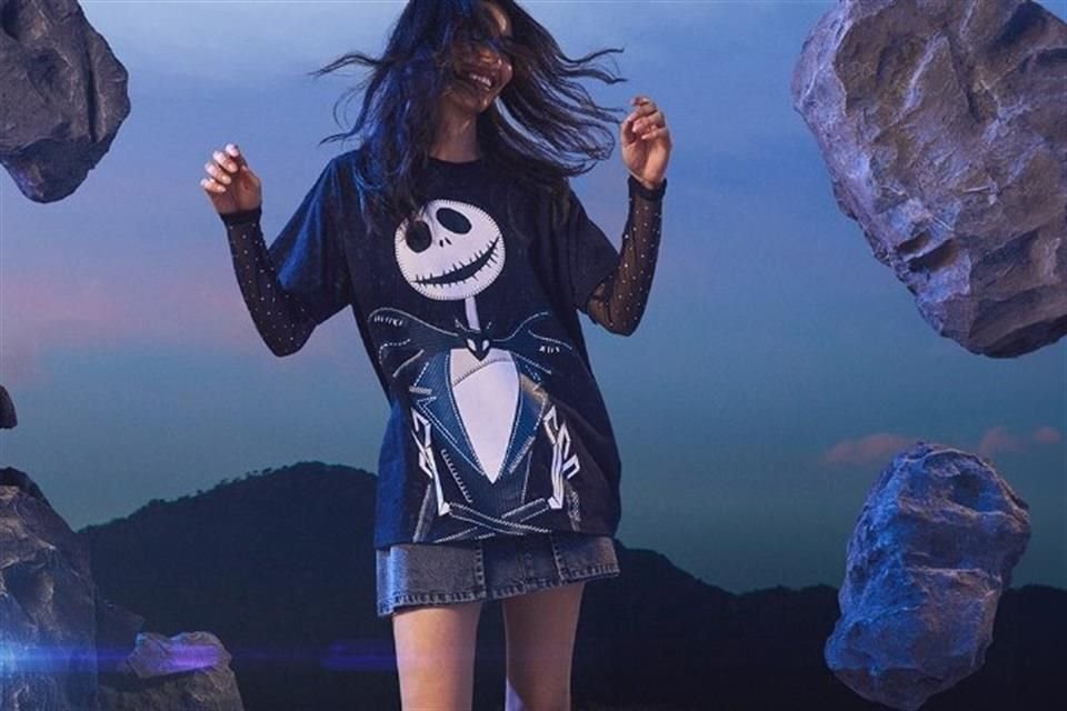 Otro ejemplar que destacó notablemente es la playera oversize Jack Skellington, la cual tiene un diseño oscuro con versátiles relieves blancos.