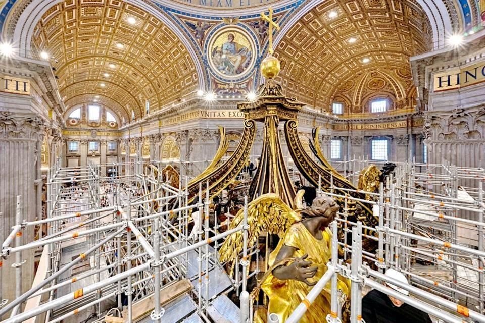 El dosel de bronce, creación de Bernini, domina el altar de la Basílica de San Pedro.