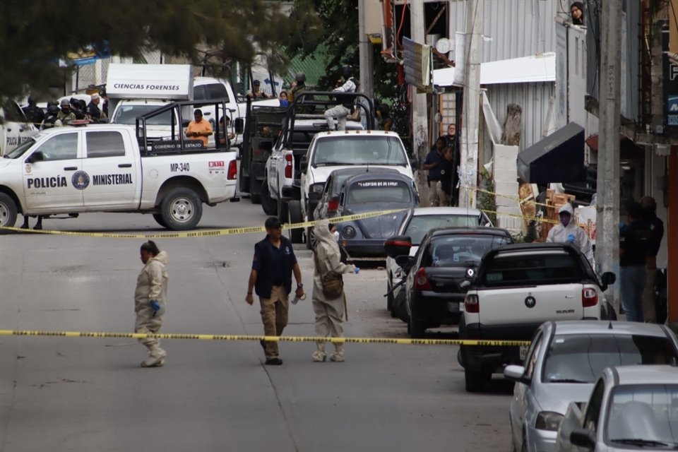 Individuos armados asesinaron a balazos a un hombre e hirieron a una mujer que lo acompañaba cuando viajaban en una camioneta.