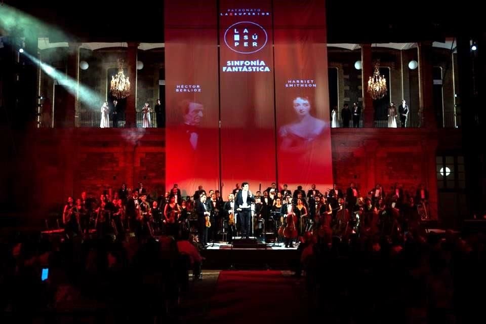 El espectáculo multimedia la Gran Sinfonía Fantástica de Héctor Berlioz se presentó con éxito en el patio central de la Escuela Superior de Música y Danza de Monterrey.