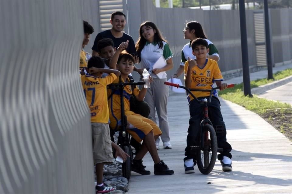 Esta vez los pequeños no pudieron tener de cerca a los jugadores, pues entraron directo al lugar de entrenamiento.