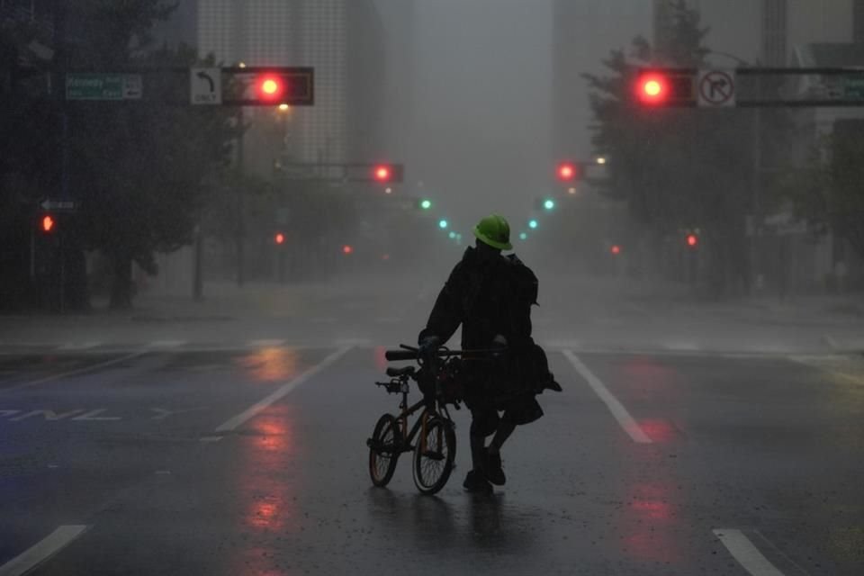 Una persona camina entre las calles desiertas en el centro de Tampa, Florida, mientras el huracán 'Milton' se aproxima a la zona, el 9 de octubre de 2024.