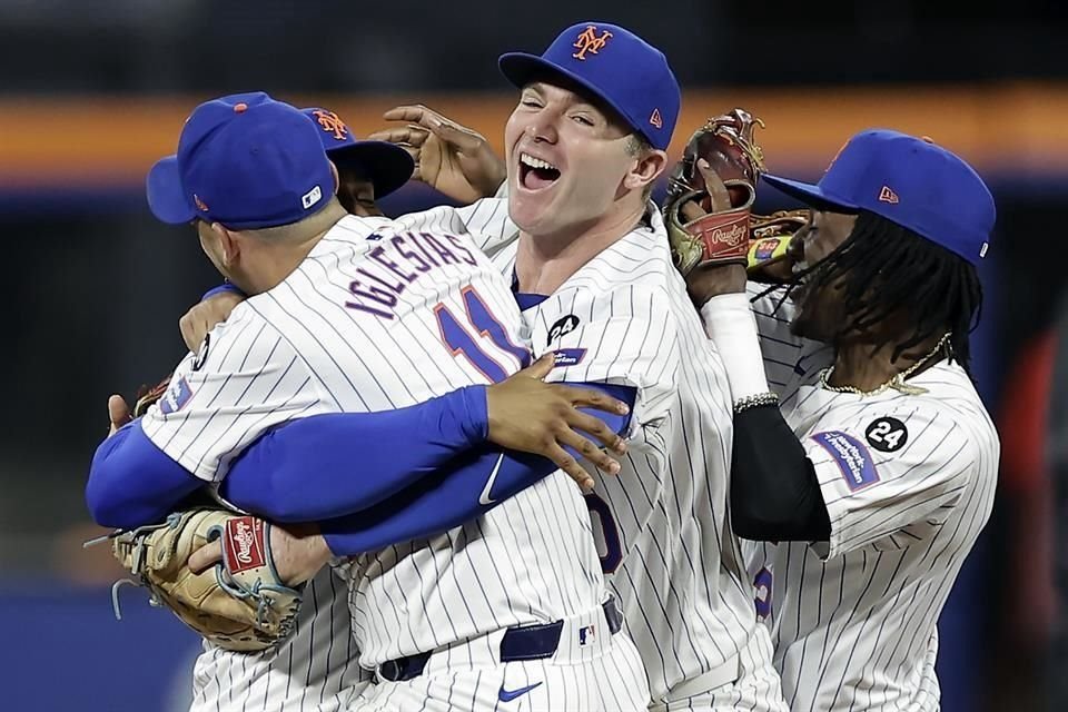 Los Mets de Nueva York celebran el triunfo ante los Phillies de Filadelfia, en el cuarto juego de la serie.