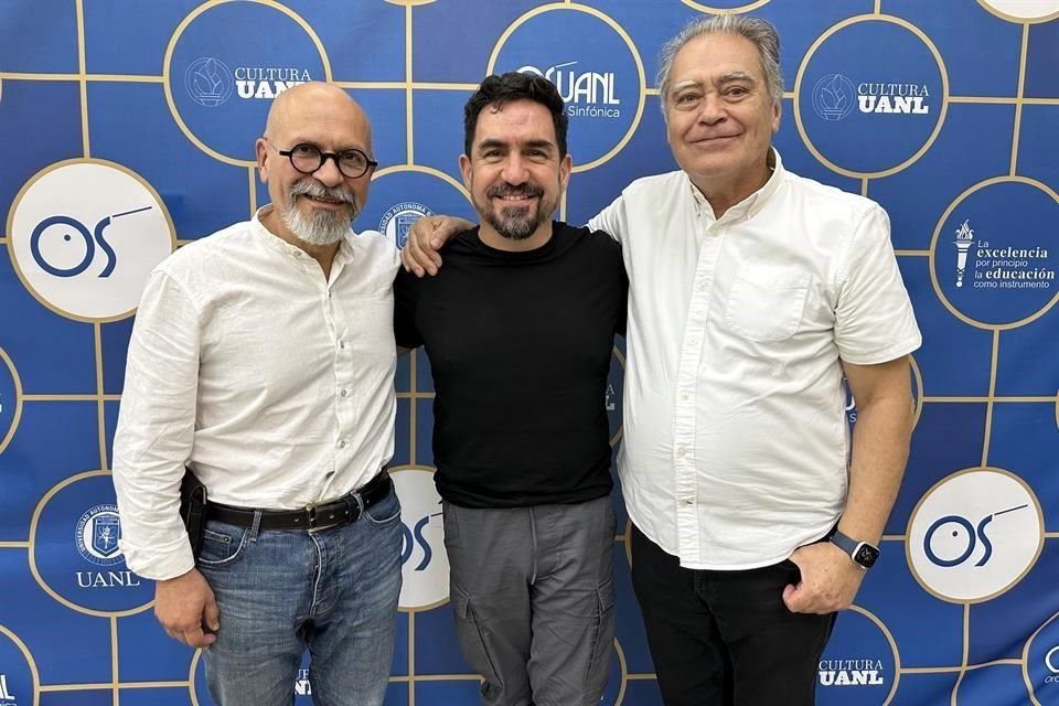 De izquierda a derecha, Luis Jaime Cortez, compositor; Gustavo Ramos, percusionista; y Eduardo Diazmuñoz, director de la OSUANL.