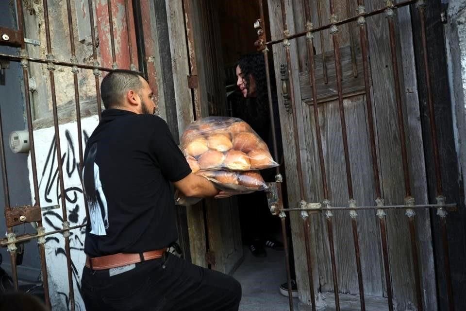 Los panes para hamburguesas llegaron apenas unos minutos antes de la apertura.