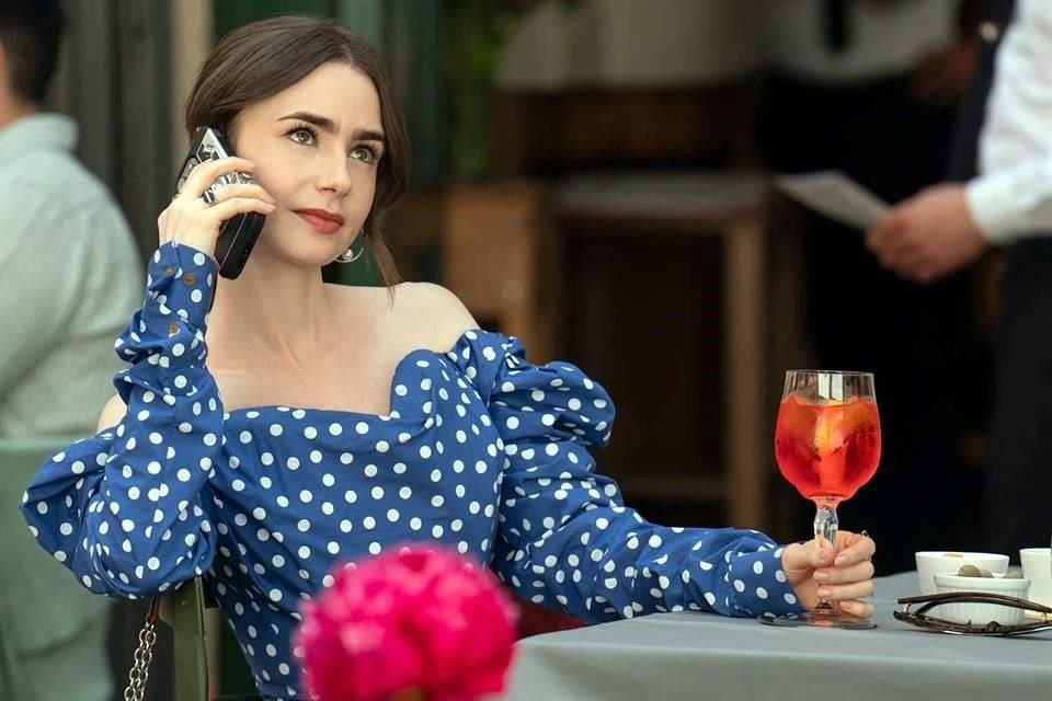 Hace unas semanas, Netflix confirmó en redes sociales con la ayuda de Lily Collins que la quinta temporada de la serie se grabaría en Roma, aunque no descartó que regresaran a Paris en el futuro.