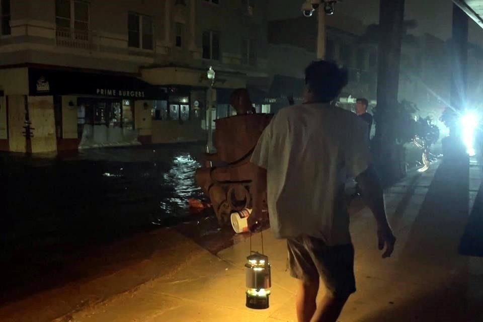 En Tampa, los residentes se quedaron sin luz ni agua corriente.