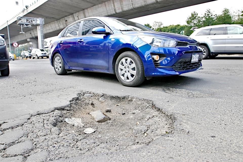 En tan sólo 906 metros de Periférico Norte, entre Alcaldía Miguel Hidalgo y Municipio de Naucalpan, conductores deben esquivar 102 baches.