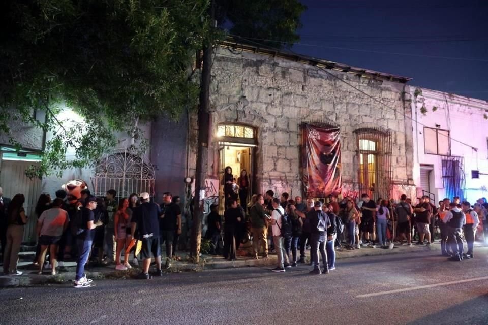 La gente esperó su ingreso en el primer día del restaurante.