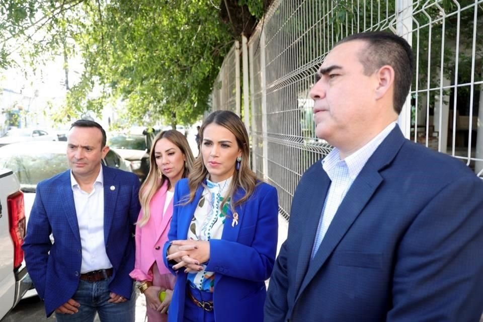 Los Diputados locales Carlos de la Fuente, (de izq. a der.) Perla Villarreal, Lorena de la Garza y Heriberto Treviño antes de entrar a la Casa Alameda donde fue la reunión.