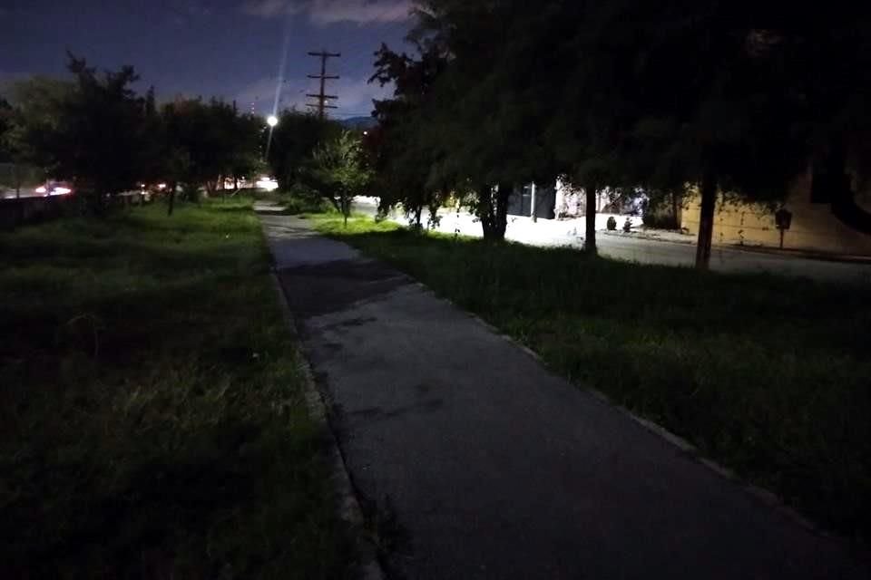 Las luminarias están apagadas en ambos parques, lo que causa inseguridad por las noches.