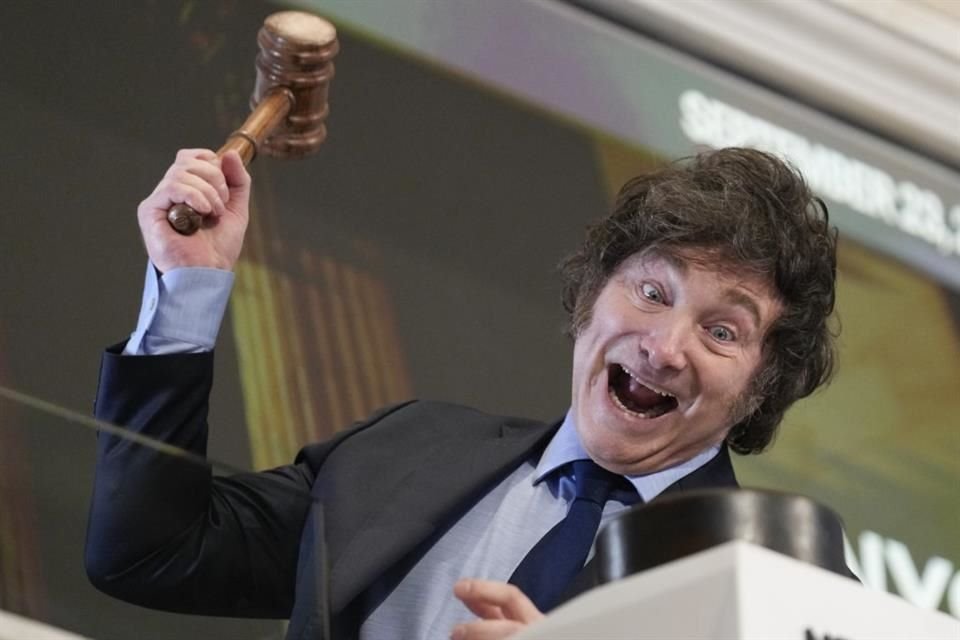 El Presidente de Argentina, Javier Milei, posa para una foto tras hacer sonar la campana de apertura de la sesión en la Bolsa de Nueva York, el 23 de septiembre de 2024.