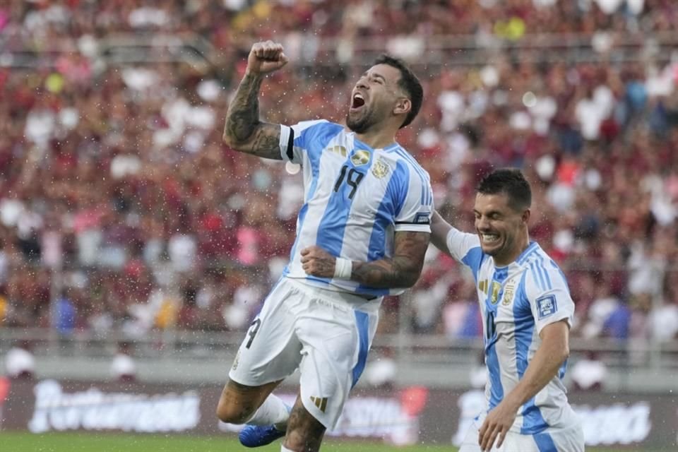 Otamendi adelantó a la Albiceleste.