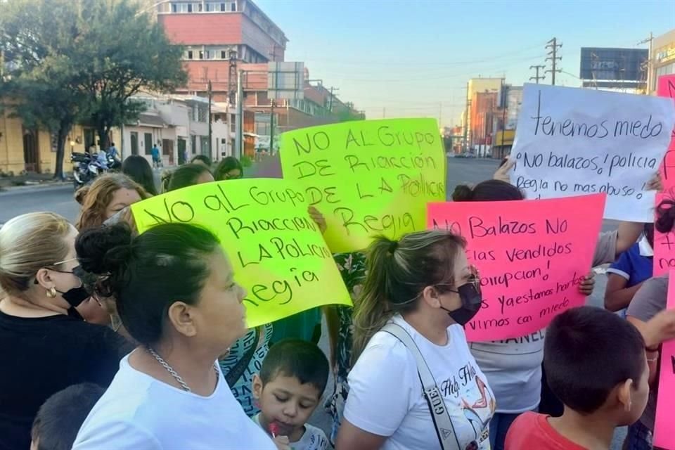 Los manifestantes acusaron presuntos abusos de la Policía de Monterrey.