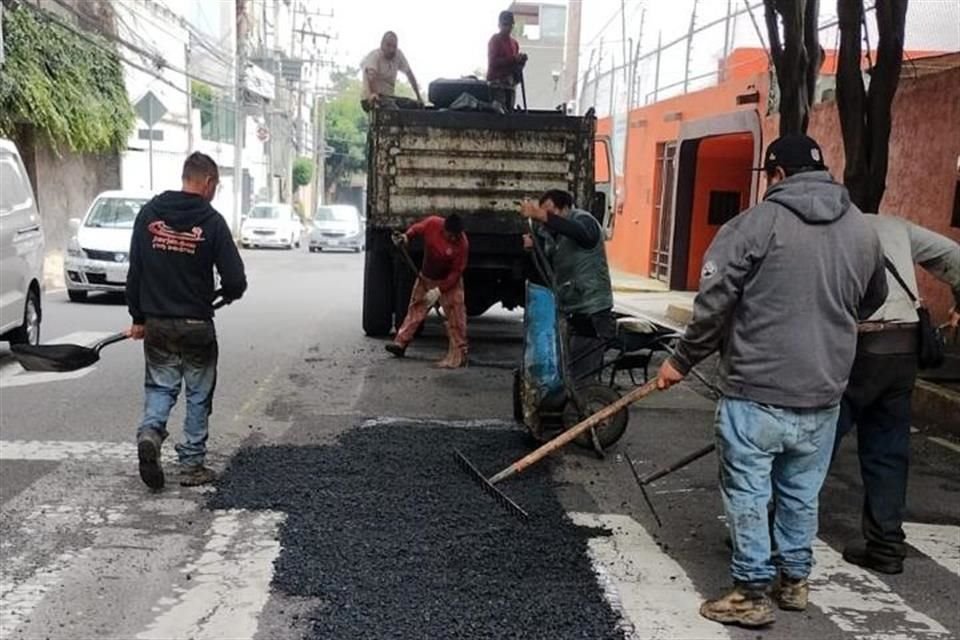 La Alcaldía Álvaro Obregón confirmó que comenzó a cubrir siete baches que había en Avenida Las Flores.