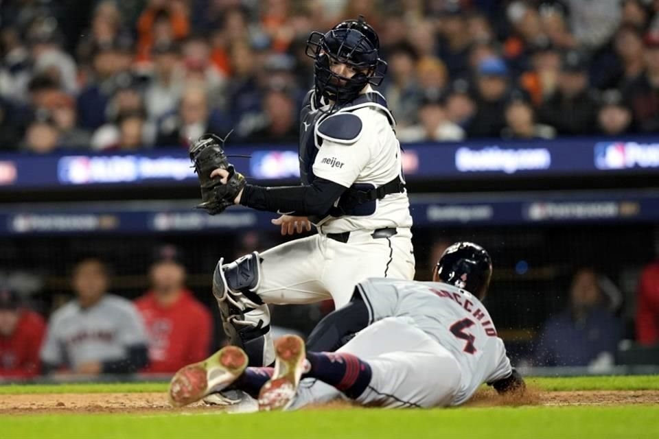 De esta manera anotó Brayan Rocchio la quinta para Cleveland, tras un squeeze play de Fry.