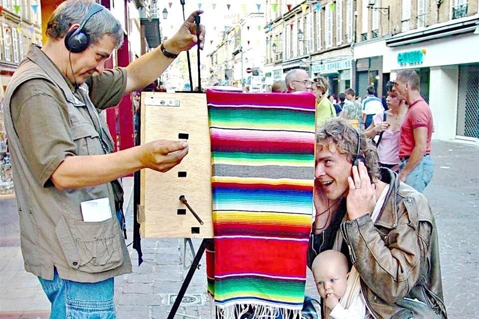 César Tavera maneja la técnica Lambe Lambe, que muestra marionetas en cajas con mirillas.