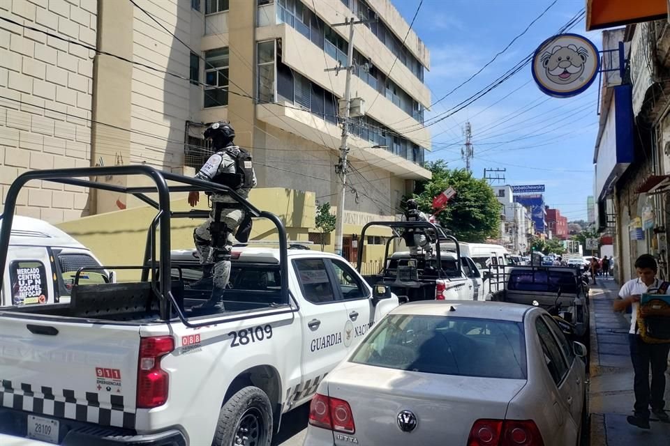 El nuevo Edil Alarcón es custodiado por dos patrullas de la Guardia Nacional y policías estatales vestidos de civil.