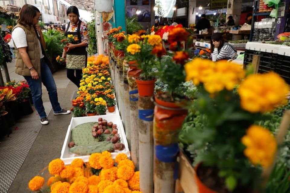 De acuerdo con vendedores de flores, el precio podría aumentar también por el incremento de la demanda. 