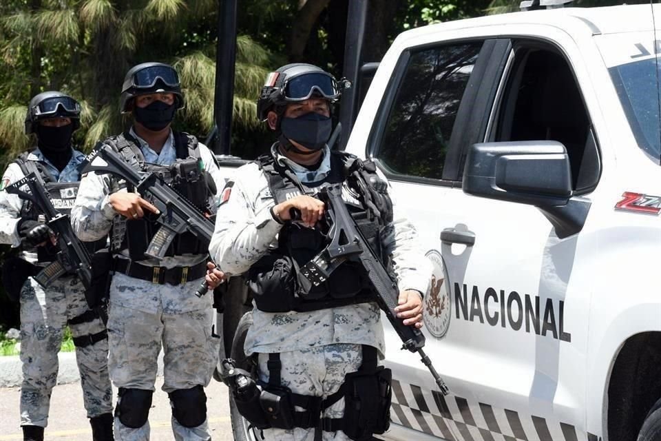 Alrededor de 200 elementos de la GN se sumaron a las tareas de seguridad en Sinaloa ante la violencia generada por la 'narcoguerra' entre dos facciones del Cártel de Sinaloa.