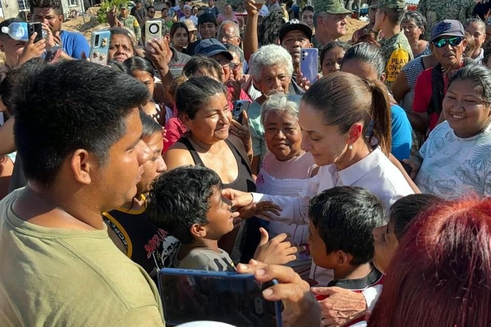 En su segunda visita al puerto de Acapulco, la Presidenta Claudia Sheinbaum recorrió la la Colonia Alejo Peralta.