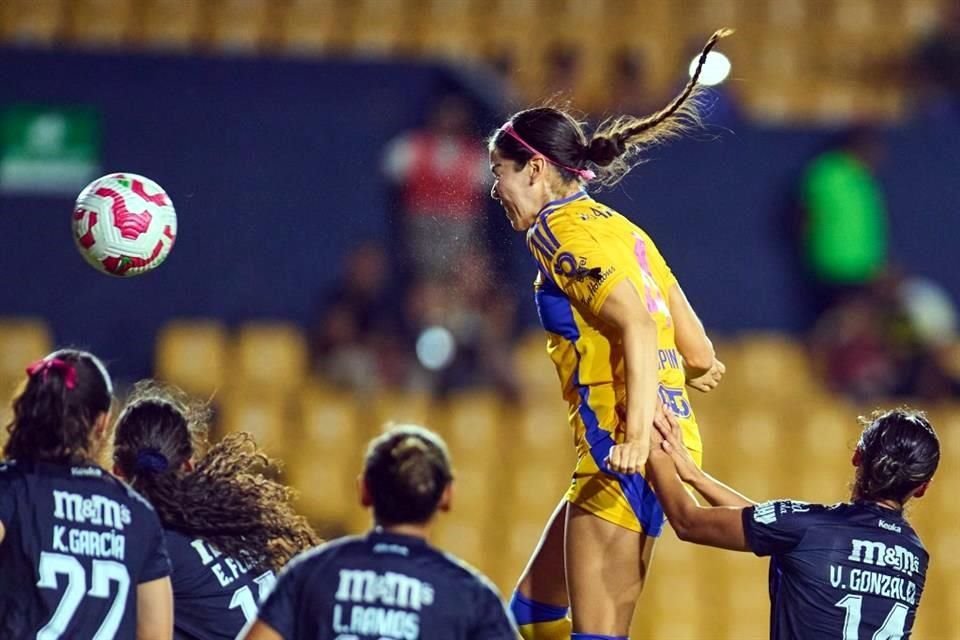 Con un sólido frentazo, en un remate en tiro de esquina, Greta Espinoza anotó un golazo para poner el marcador 2-1 en favor de las felinas.