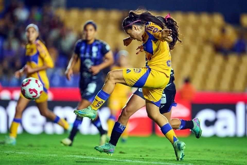 La virtuosa Jacqueline Ovalle anotó de 'volea', para marcar el cuarto gol de Tigres Femenil.