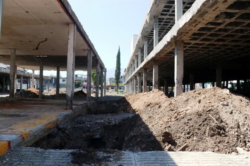 Las instalaciones de la clínica se convirtieron en un sitio olvidado en donde crece la maleza y no hay señas para que la remodelación se reactive.